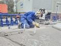Ralf en Justin tijdens het kaaltrekken van het grijzen dek
