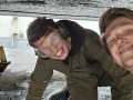 Martin & Tijmen onder de Tjalk tijdens staal dikte keuring