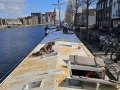 De stammers in alkmaar het laatste laagje grondverf aan het aanbrengen