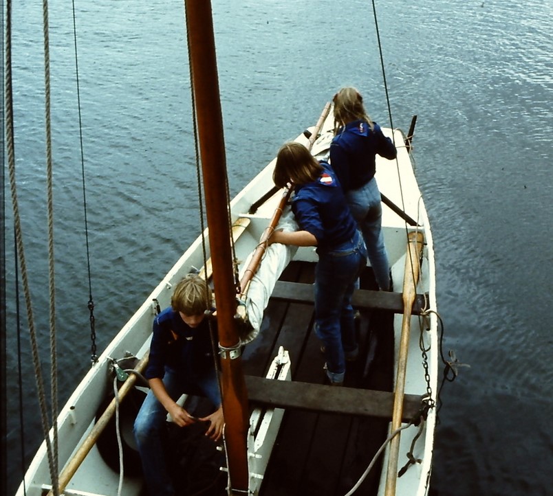 Optuiginstructie bij de watergidsen in 1982.